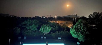 Charming 1-bedroom apartment with pool in a cottage in Markopoulo