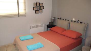 1 dormitorio, tabla de planchar con plancha, cuna de viaje y wifi gratis