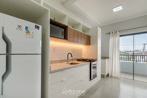 Basic Apartment | Private kitchen | Cookware/dishes/utensils - RRC - Condominium Near the Airport (Florianópolis)