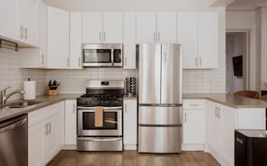 Réfrigérateur, four à micro-ondes, un four, surface de cuisson