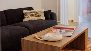 Een televisie, een stereo en een kantoor