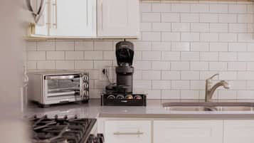 Een koelkast, een magnetron, een oven, een kookplaat