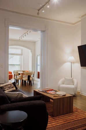 TV, stereo, offices - Designer Loft 2W | Heart of Gold Coast/River North (Chicago)
