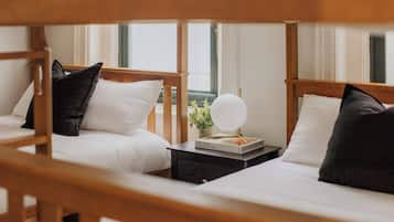 3 slaapkamers, een bureau, een strijkplank/strijkijzer, reisbedje