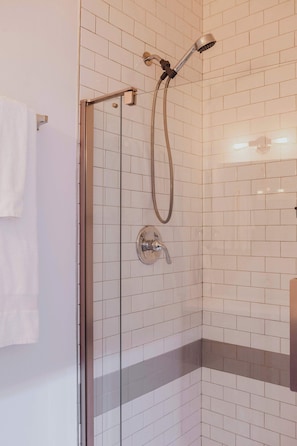 Douche, sĂšche-cheveux, serviettes fournies, shampoing
