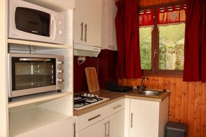 Frigorífico, microondas, horno y placa de cocina