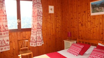 2 dormitorios y tabla de planchar con plancha