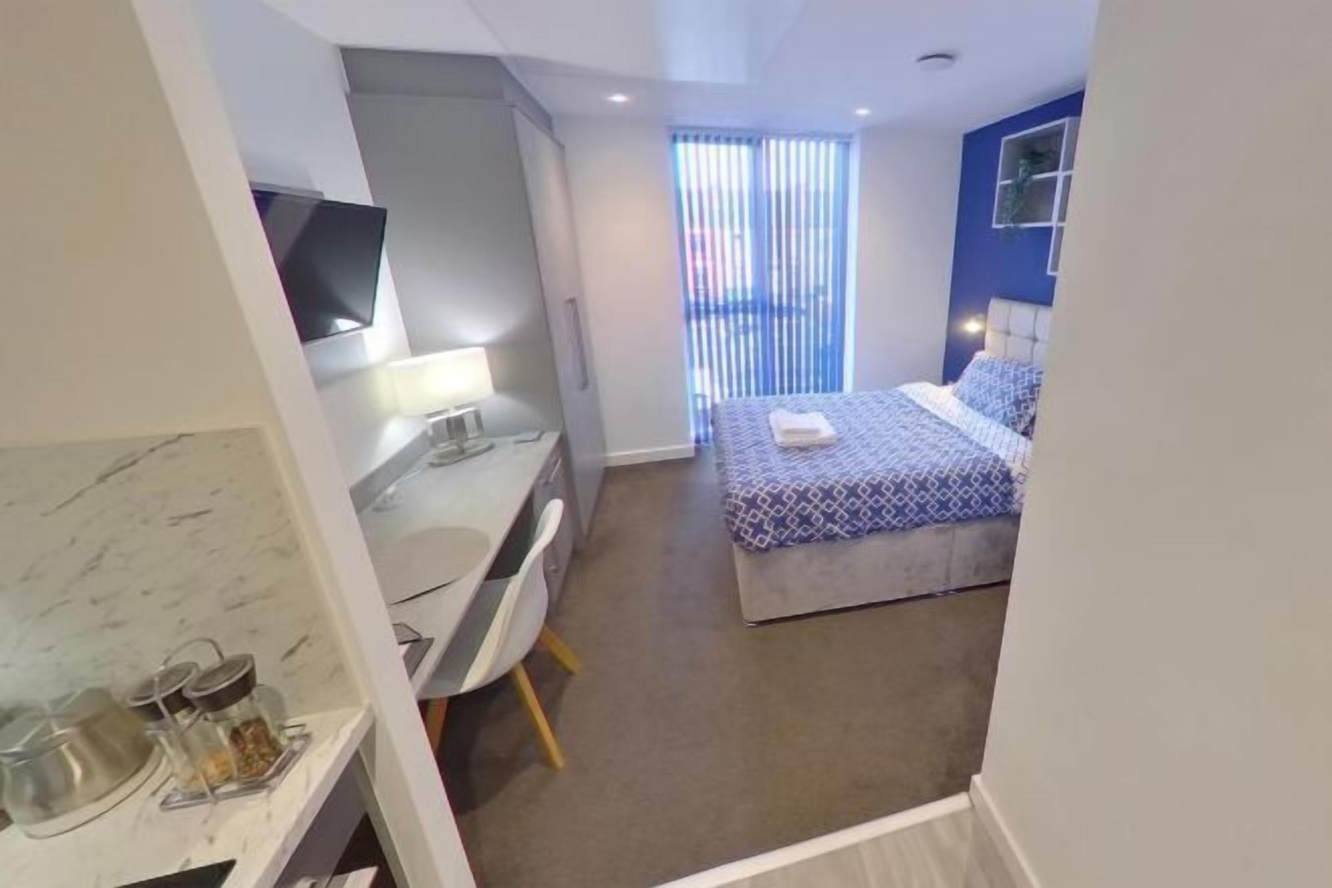 高級寢具、羽絨被、書桌、筆電工作空間