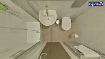 Dusche, kostenlose Toilettenartikel, Haartrockner, Handtücher