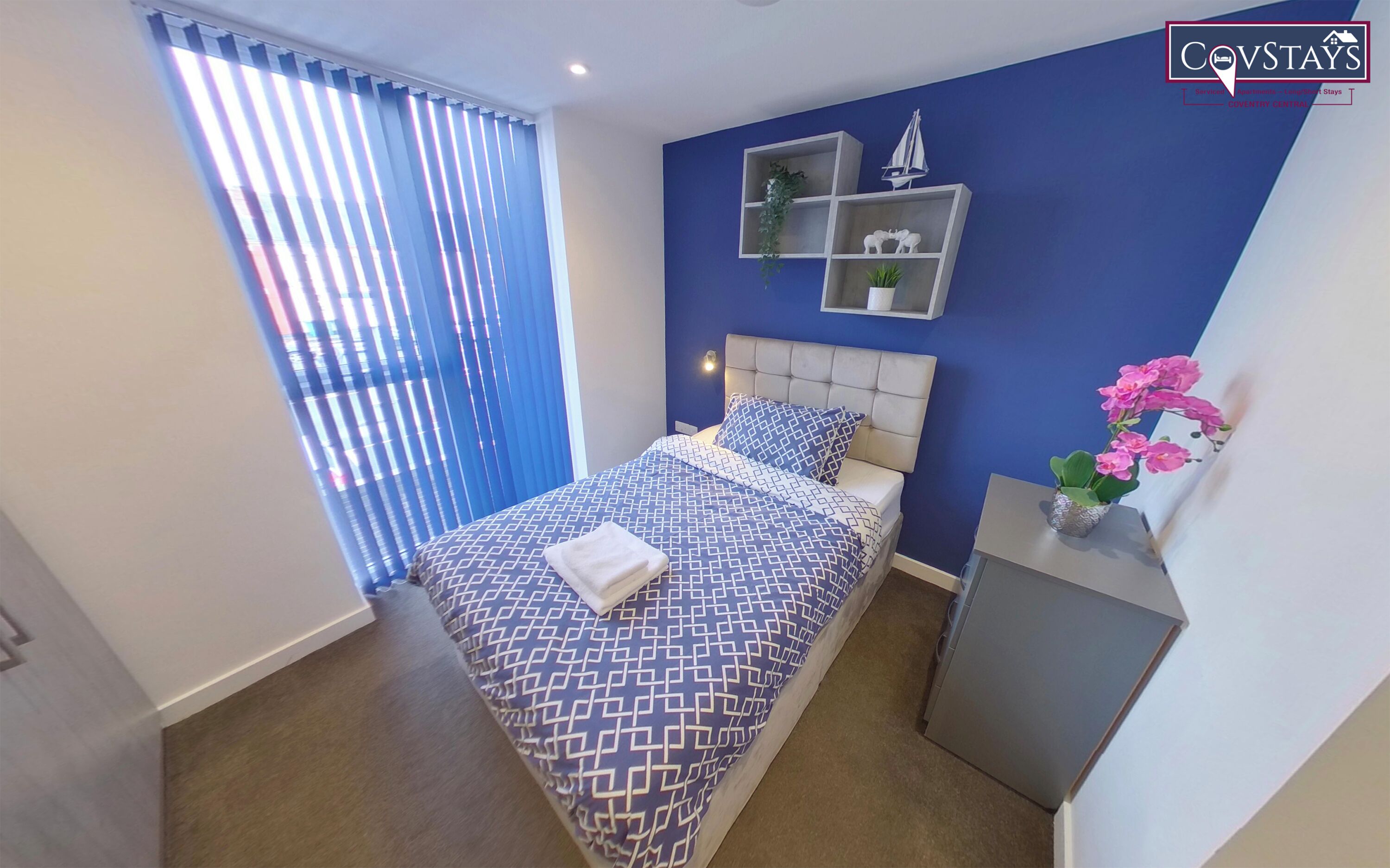 高級寢具、羽絨被、書桌、筆電工作空間