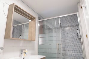 Dusche, Haartrockner, Bidet, Handtücher