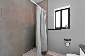 Douche, séchoir à cheveux, serviettes fournies