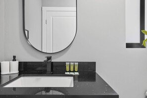Shower, hair dryer - Modern Studio in Wynwood/Midtown (Miami)
