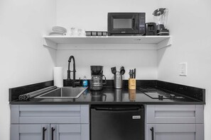 Réfrigérateur, micro-ondes, plaque de cuisson, cafetière/bouilloire