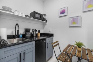 Køleskab, mikrobølgeovn, kogeplade, kaffe-/temaskine