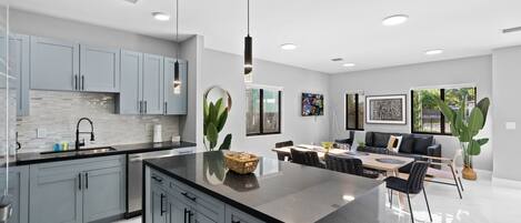 Refrigerador, microondas, horno, placa de cocina