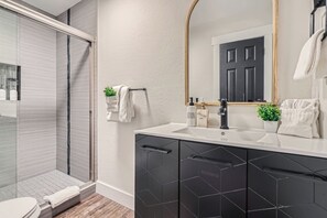 Shower, hair dryer, towels - Bliss at Blue Church 2BR Old Town Best Location (Park City)