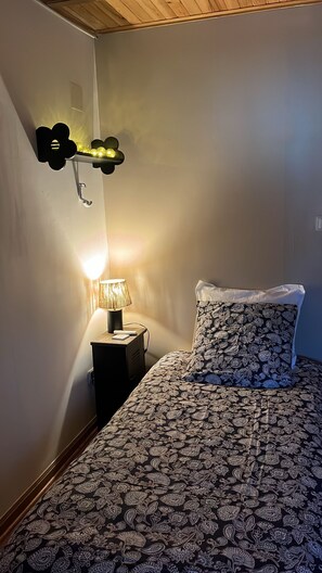 4 bedrooms, iron/ironing board, free WiFi, bed sheets - "Le nids de la grange" Charming barn with renovated patio 6 travellers (Saint-Étienne-sur-Reyssouze)