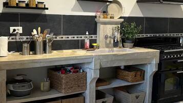 Kjøleskap, ovn, kokeplater og oppvaskmaskin