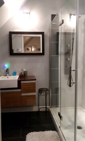 Dusche, Haartrockner, Handtücher, Seife