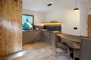 Fridge, microwave, stovetop, dishwasher - Apartment 'Fedaría' with Mountain View, Wi-Fi and Air Conditioning (Livigno)