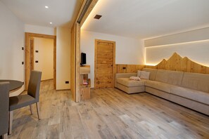 TV, fireplace - Apartment 'Fedaría' with Mountain View, Wi-Fi and Air Conditioning (Livigno)