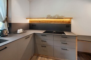 Réfrigérateur, micro-ondes, plaque de cuisson, lave-vaisselle