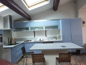 Mikrobølgeovn, kokeplater og oppvaskmaskin