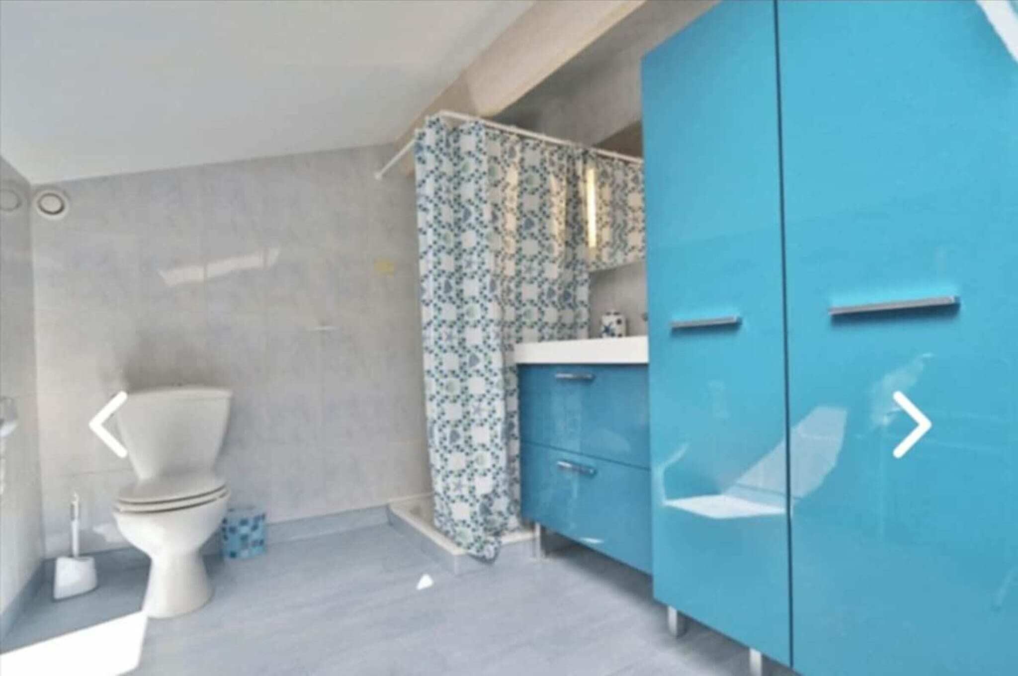 Een douche, een haardroger, handdoeken