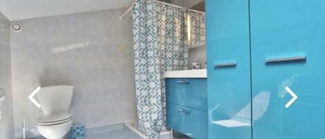 Een douche, een haardroger, handdoeken