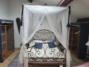 2 slaapkamers, een strijkplank/strijkijzer, gratis wifi, beddengoed