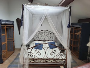 2 slaapkamers, een strijkplank/strijkijzer, gratis wifi, beddengoed