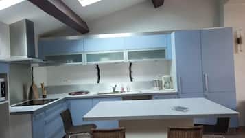 Een microgolfoven, een kookplaat, een vaatwasser