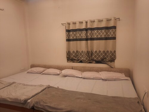 Charming 2-bedroom house with WiFi, AC in awesome Ujjain
