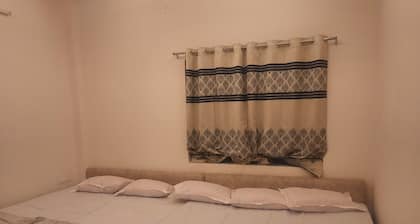 Charming 2-bedroom house with WiFi, AC in awesome Ujjain