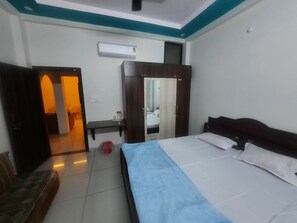 2 bedrooms, iron/ironing board, WiFi