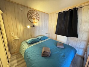 2 bedrooms, iron/ironing board, Internet, bed sheets