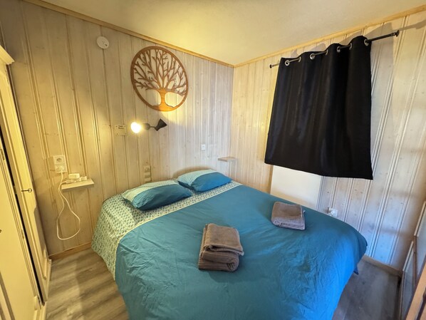 Iron/ironing board, Internet, bed sheets