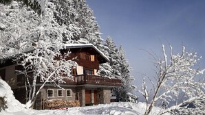 A chalet with a wooden balcony, surrounded by snow-covered trees. - Stay in the heart of the Gaschney 360° resort (Muhlbach-sur-Munster)