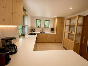 Coffee/tea maker, fridge, microwave, oven