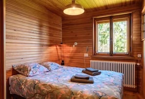 Iron/ironing board, travel cot, Internet, bed sheets