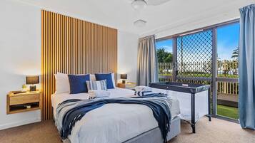 3 habitaciones, tabla de planchar con plancha, cuna de viaje y wifi