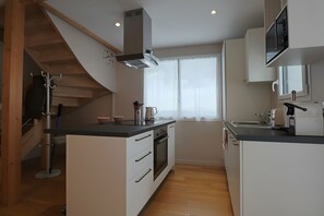 Jääkaappi, mikroaaltouuni, uuni, liesi