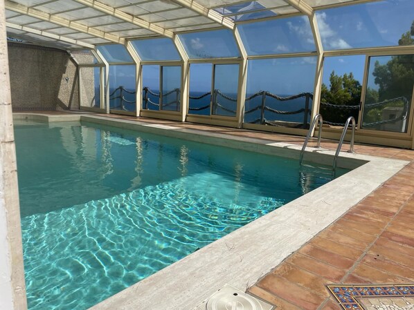 Seasonal outdoor pool, pool umbrellas, sun loungers
