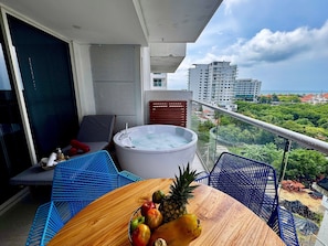 Basic Apartment | Outdoor dining