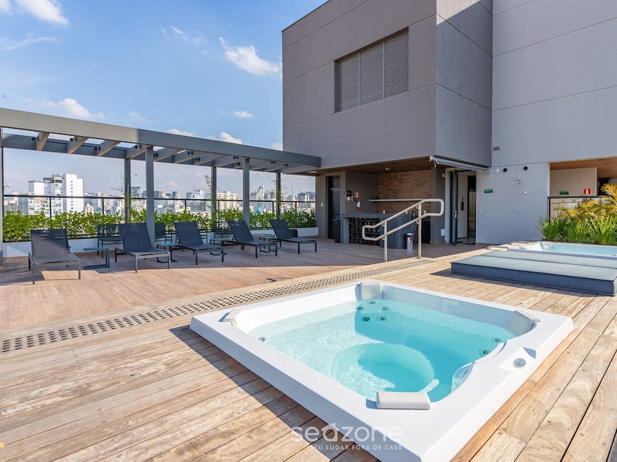 Basic Apartment | Outdoor spa tub