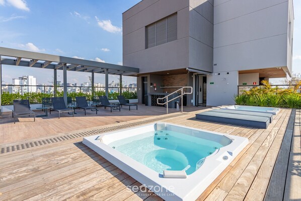 Basic Apartment | Outdoor spa tub