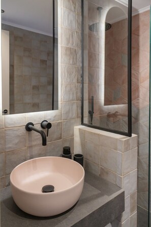 Douche, séchoir à cheveux, serviettes fournies, savon