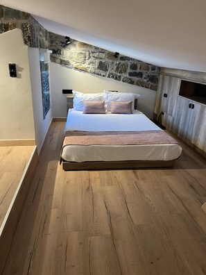 3 chambres, coffres-forts dans les chambres, fer et planche à repasser