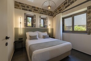 3 chambres, coffres-forts dans les chambres, fer et planche à repasser